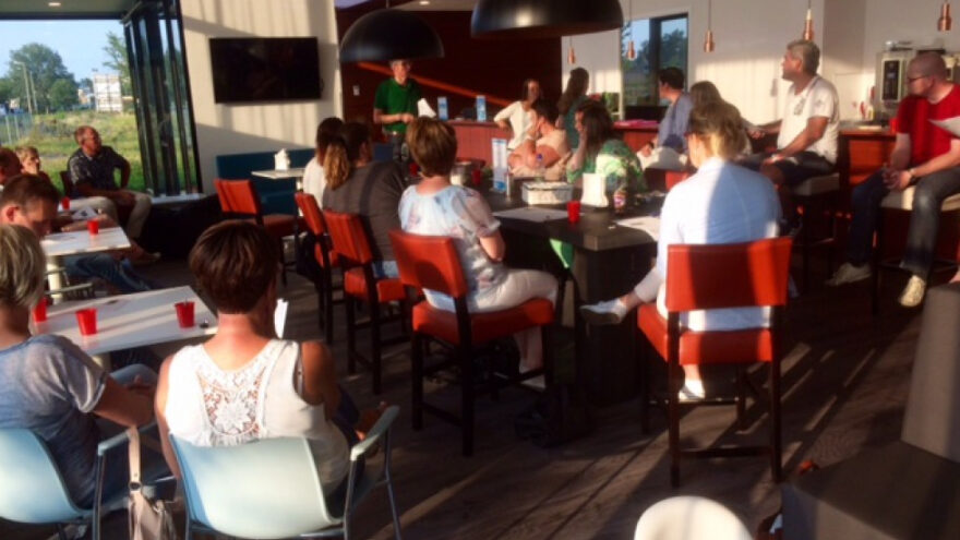 Overzichtsfoto informatieavond wedstrijdzwemmen in de kantine van het nieuwe zwembad.